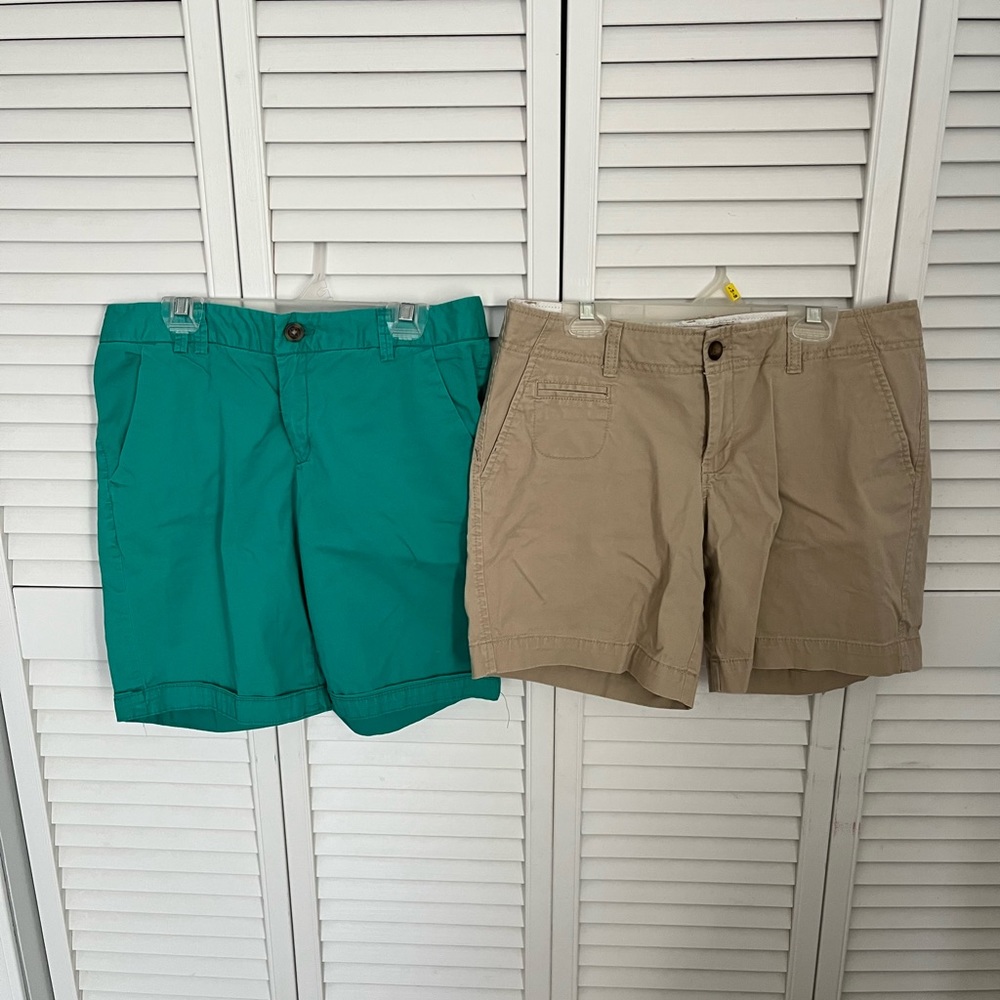 2 pairs of shorts. Khaki Old Navy & green H&M Size 6. Excellent used condition.